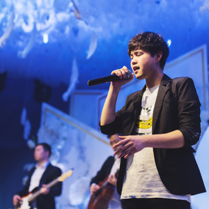 白丝裸体美女被坏人挠b
