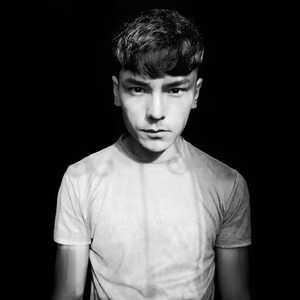 白丝裸体美女被坏人挠b
